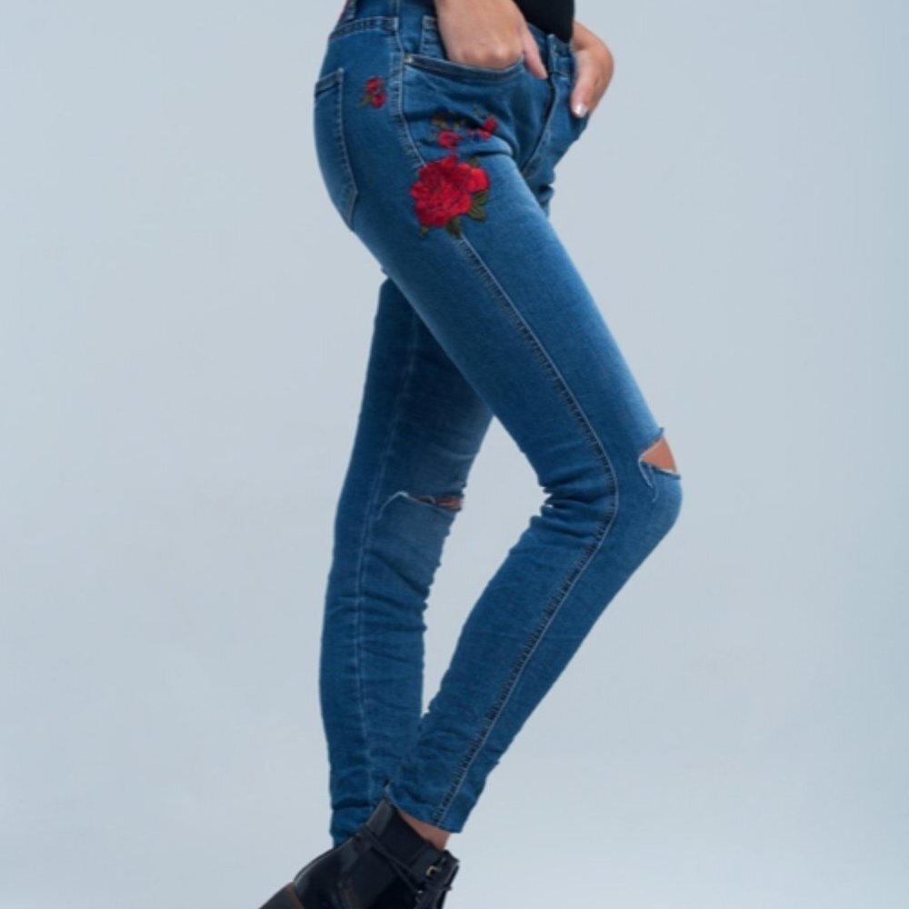 NEW WITH TAGS Q2  Unique Denim Jeans Medium Floral Embroidery with Ripped Knees